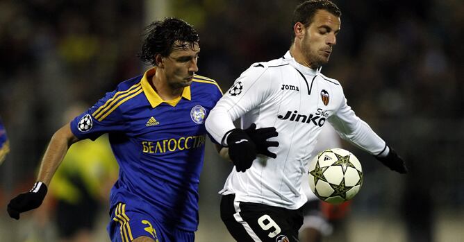 El jugador del Valencia CF Roberto Soldado disputa el balón con Yegor Filipenko del FC BATE Borisov durante el juego del grupo F de la Liga de Campeones de Europa que les enfrenta hoy, martes 23 de octubre de 2012, en Minsk