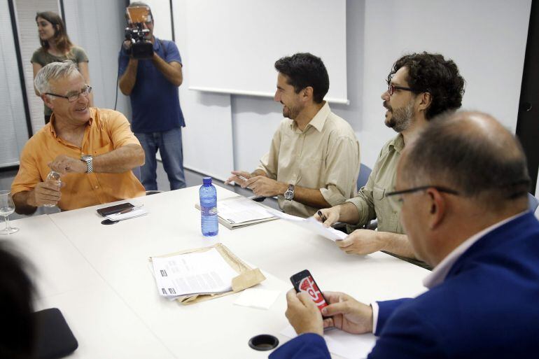 GRA283. VALENCIA, 15/06/2015.- El nuevo alcalde de Valencia, Joan Ribó (i), con los concejales y cabeza de lista de PSPV-PSOE, Joan Calabuig (d), y de Valencia en Comú, Jordi Peris (2º i), durante la reunión que han mantenido esta tarde los concejales de las tres formaciones. EFE/Kai Försterling