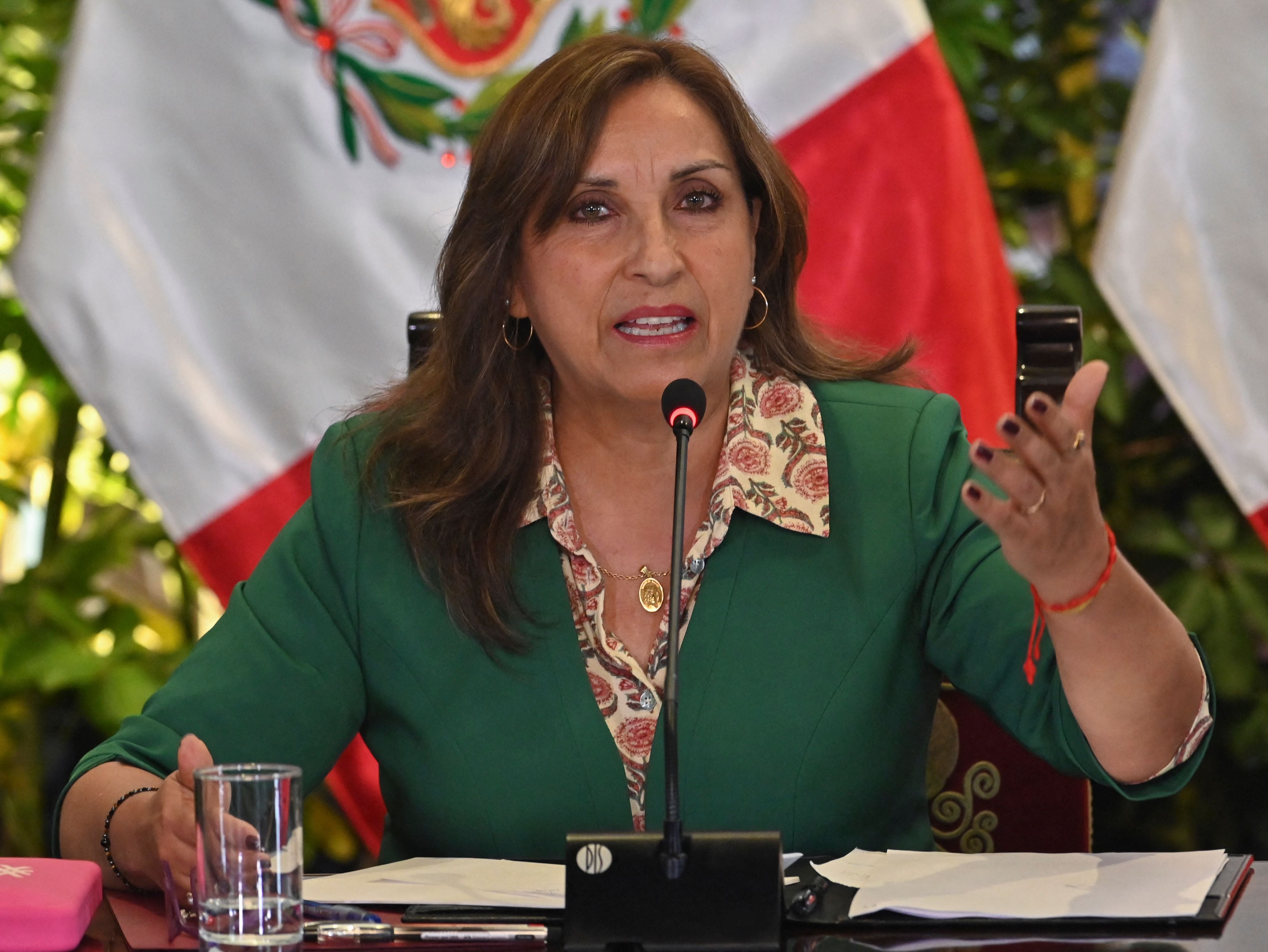 La presidenta de Perú, Dina Boluarte, dando una conferencia de prensa