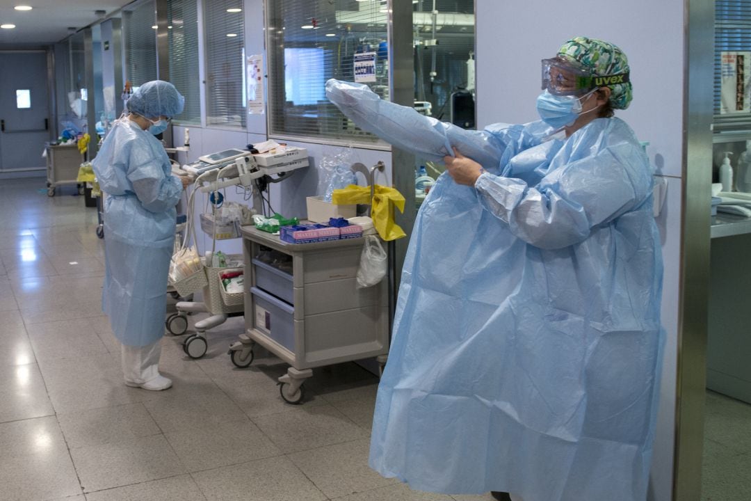Personal sanitario de una Unidad de Cuidados Intensivos (UCI) para enfermos de coronavirus, foto de archivo