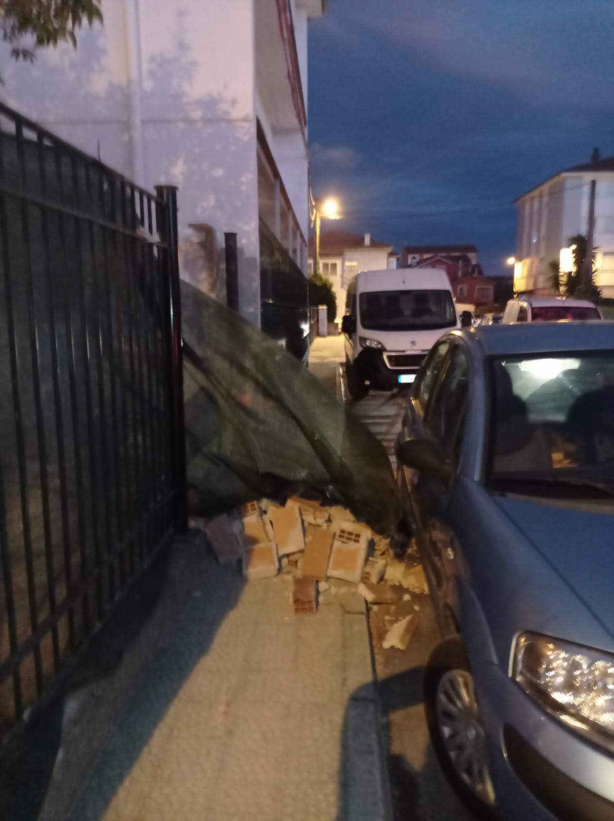 Caída de un muro del Centro Cívico de Sierrapando.