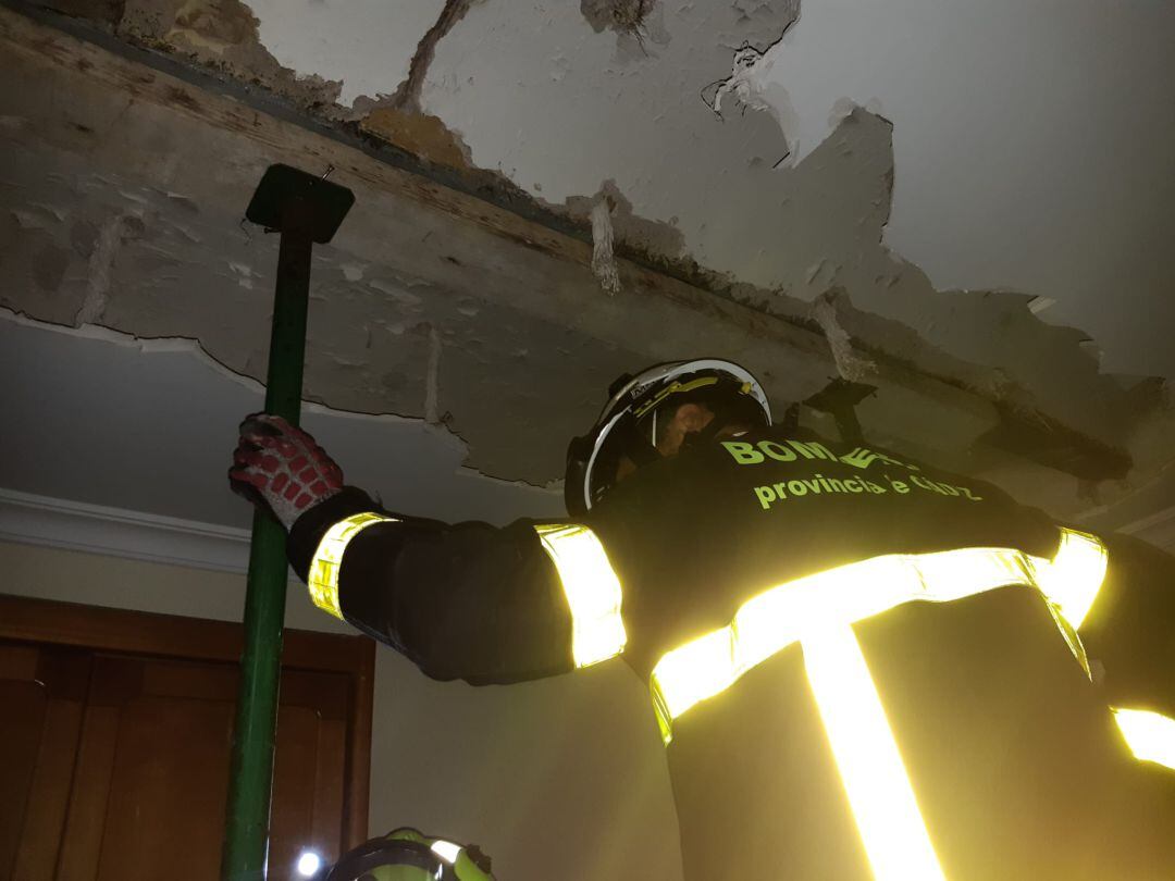 Bomberos apuntalan el techo de la vivienda