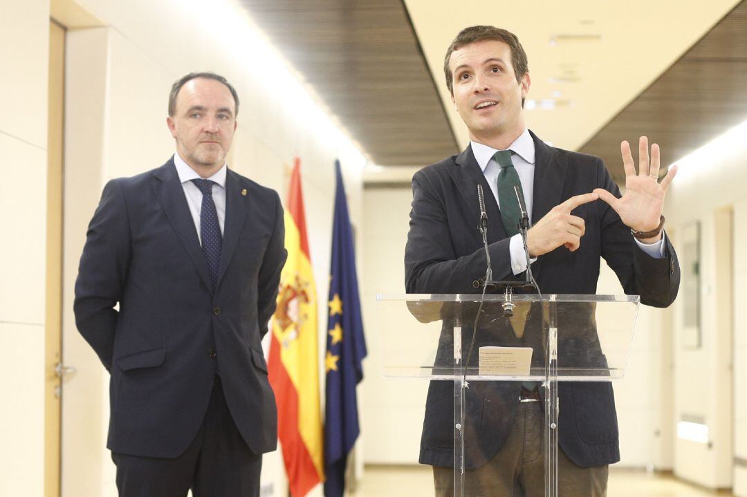 El presidente de UPN, Javier Esparza y el presidente del PP, Pablo Casado