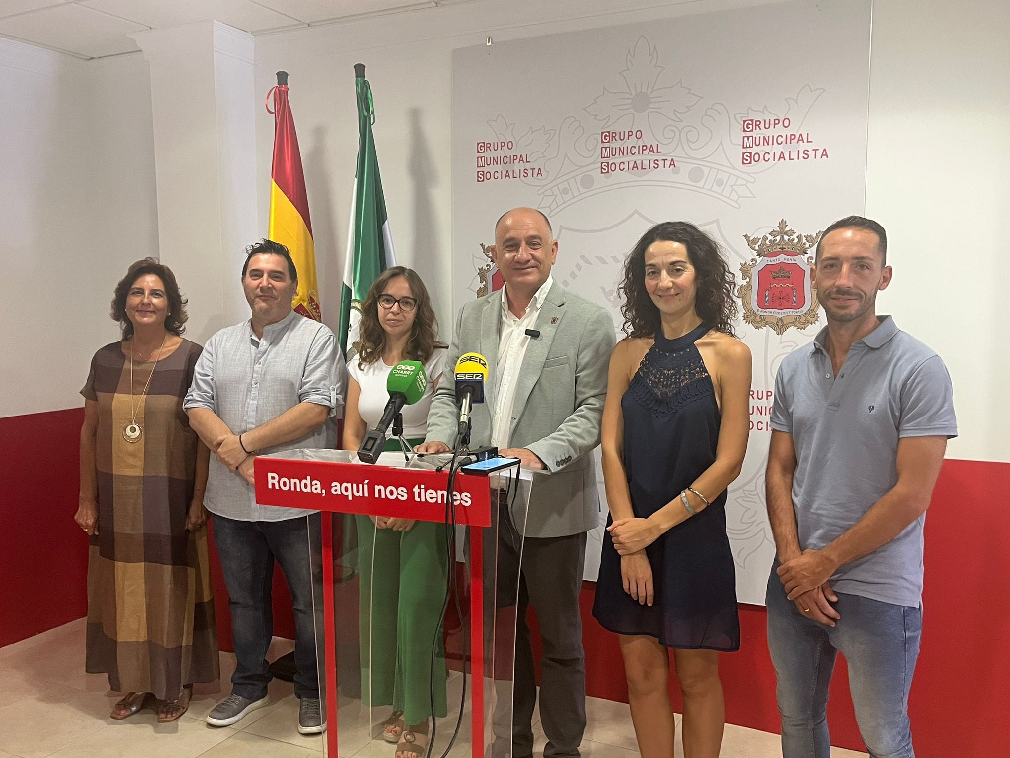 Miembros del Partido Socialista en la sede de Ronda