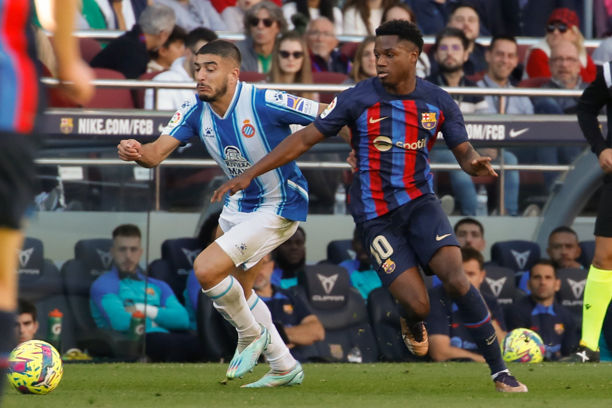 BARCELONA, 31/12/2022.- El delantero del FC Barcelona Ansu Fati (d), lucha por el balón con el defensa del RCD Espanyol Óscar Gil (i) durante el partido de la jornada 15 de LaLiga disputado este sábado en el Camp Nou de Barcelona. EFE/Marta Pérez
