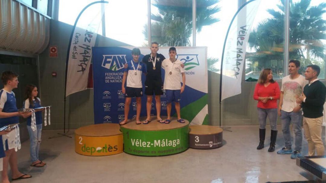 El nadador Ángel Belinchón se cuelga los dos metales en sus competiciones de mariposa