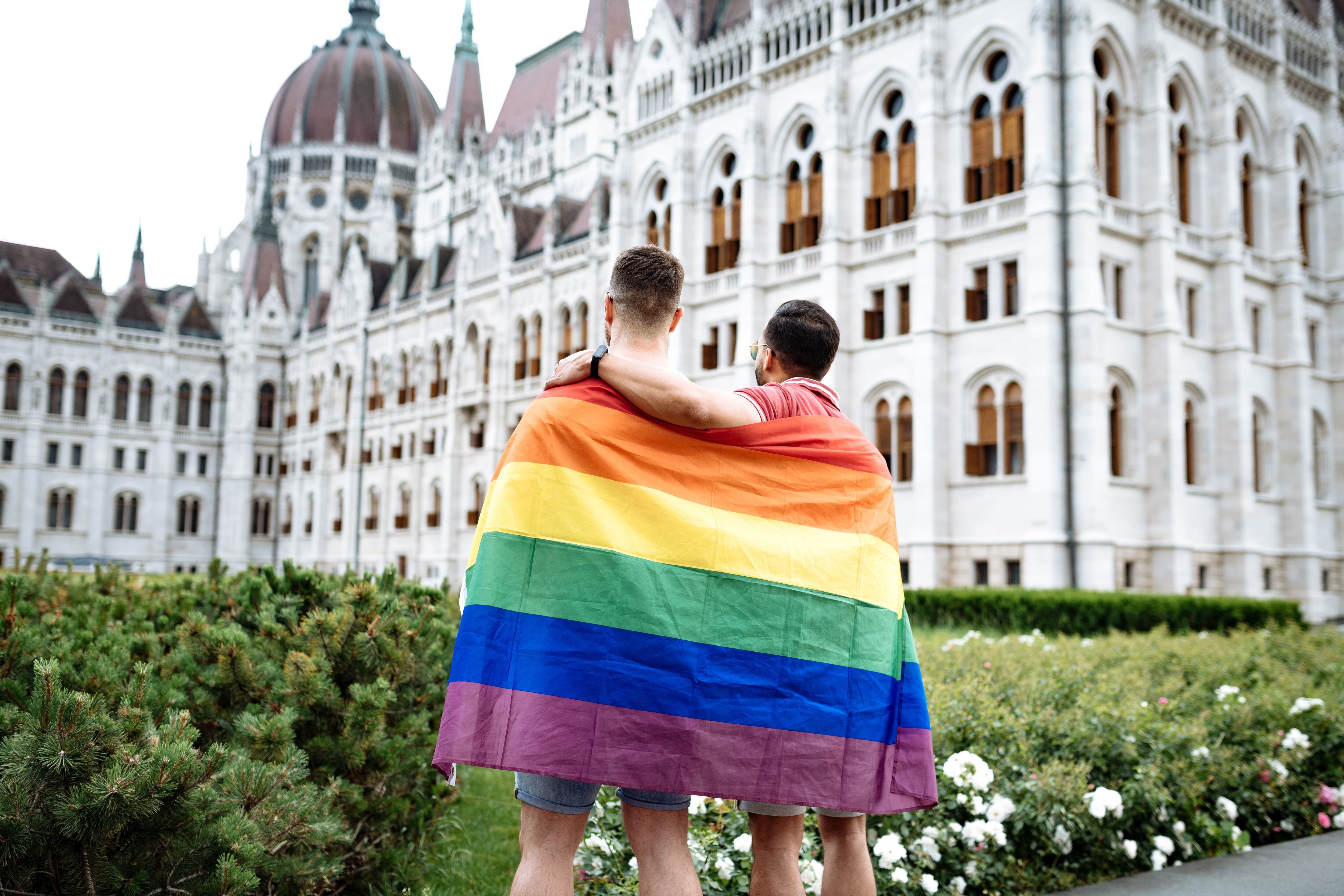 Una pareja homosexual frente al Parlamento de Hungría