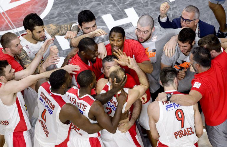 Los jugadores de Olympiacos celebran el pase a la final de la Euroliga