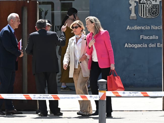 SAN FERNANDO DE HENARES (MADRID), 20/04/2026.- Rosalía Iglesias (c-i), mujer de Luis Bárcenas, a su salida de la Audiencia Nacional este lunes donde declaró en el juicio del caso Kitchen como perjudicada por esta supuesta trama parpolicial para sustraer al extesorero documentación sensible para el PP y para sus dirigentes en plena investigación del caso Gürtel y de la caja B del partido. EFE/ Fernando Villar