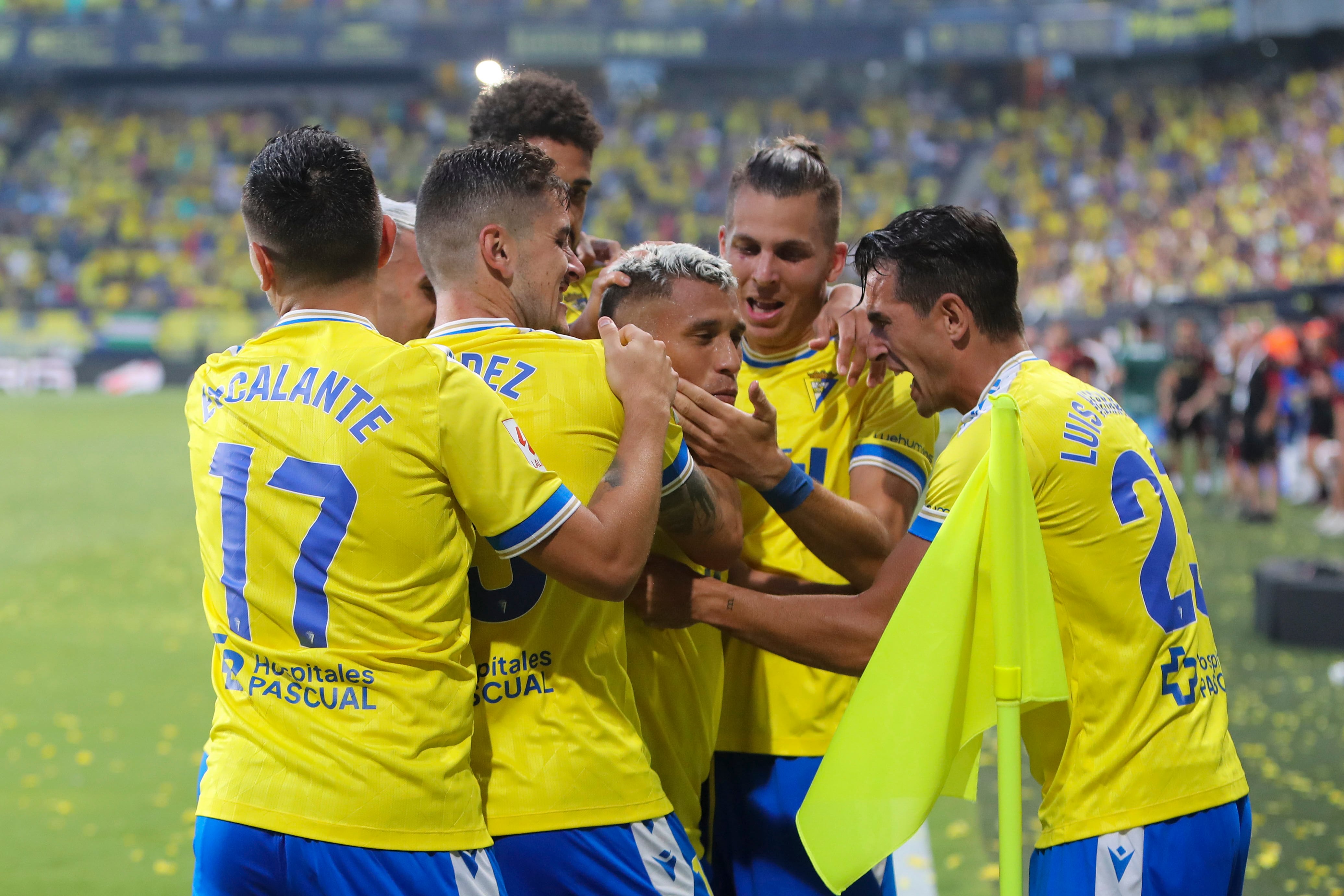 CÁDIZ, 01/09/2023.- El delantero del Cádiz CF Darwin Machís (c) celebra junto a sus compañeros tras anotar durante el partido de LaLiga EA Sports que enfrenta al Cádiz CF y al Villarreal CF en el estadio Nuevo Mirandilla. EFE/Román Ríos
