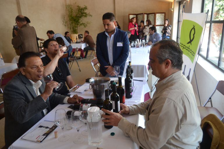 Los importadores catando alguno de los caldos ribereños