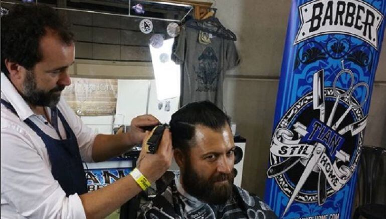 Expertos muestran también el arte de la barbería en esta convención de tatuadores 