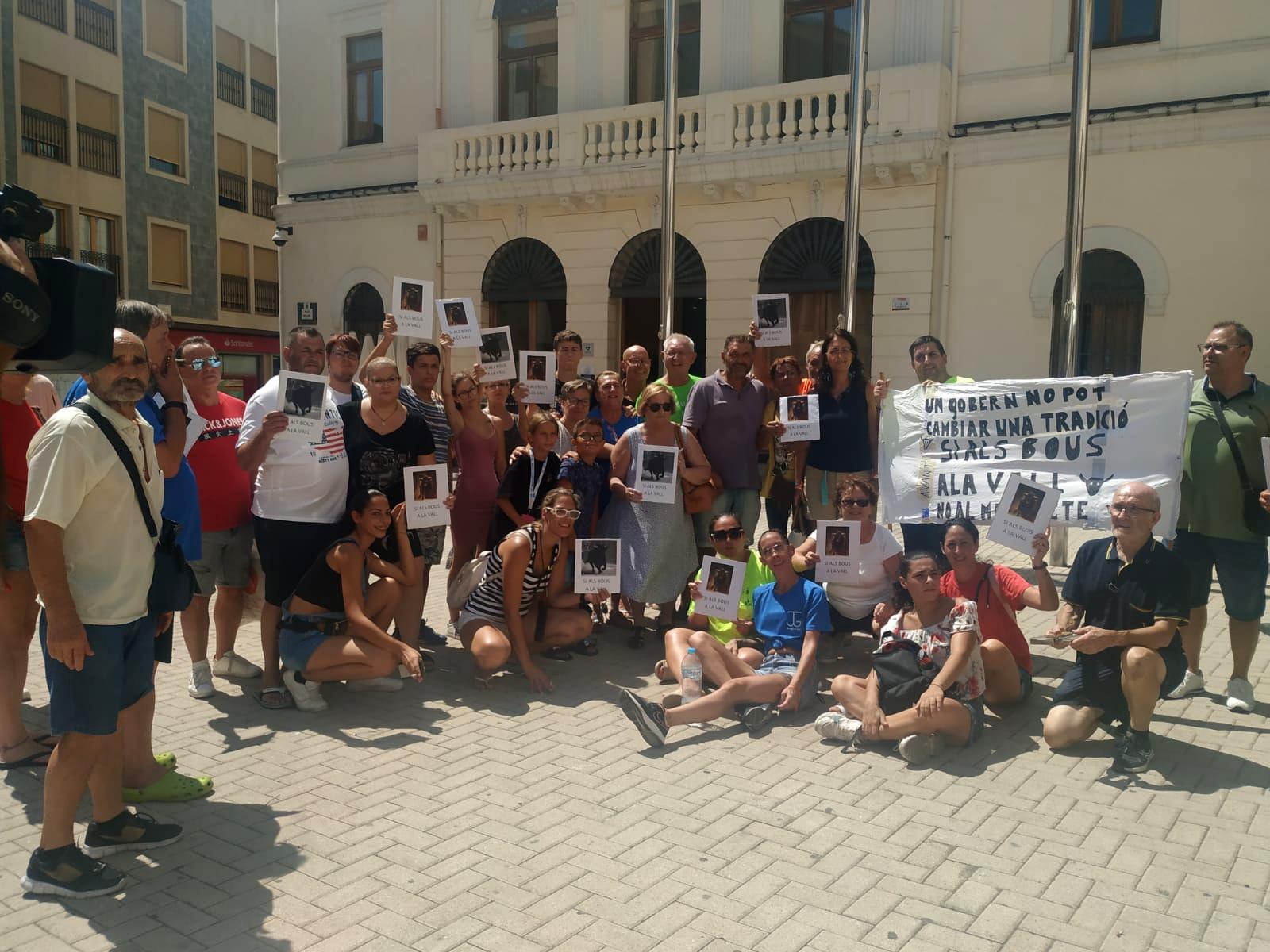 La Penya Bous a la Vall protestando a las puertas del Ayuntamiento de Tavernes de la Valldigna.