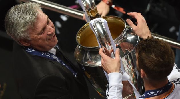 Ancelotti y Ramos sostienen el trofeo de la Champions