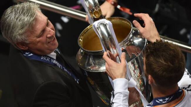 Ancelotti y Ramos sostienen el trofeo de la Champions