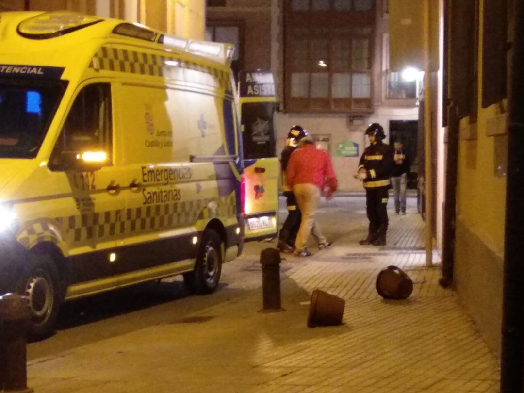 Una ambulancia de emergencias sanitarias ha trasladado al joven al hospital para que los servicios médicos valoraran su estado