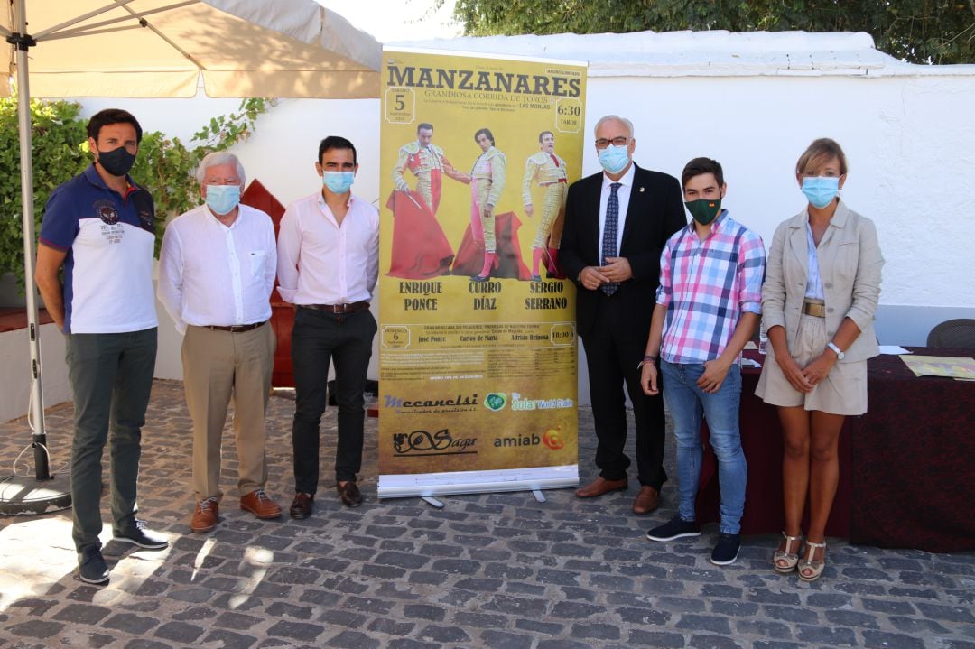 El patio de cuadrillas de la Plaza de Toros de Manzanares ha albergado la presentación de los Festejos Taurinos 