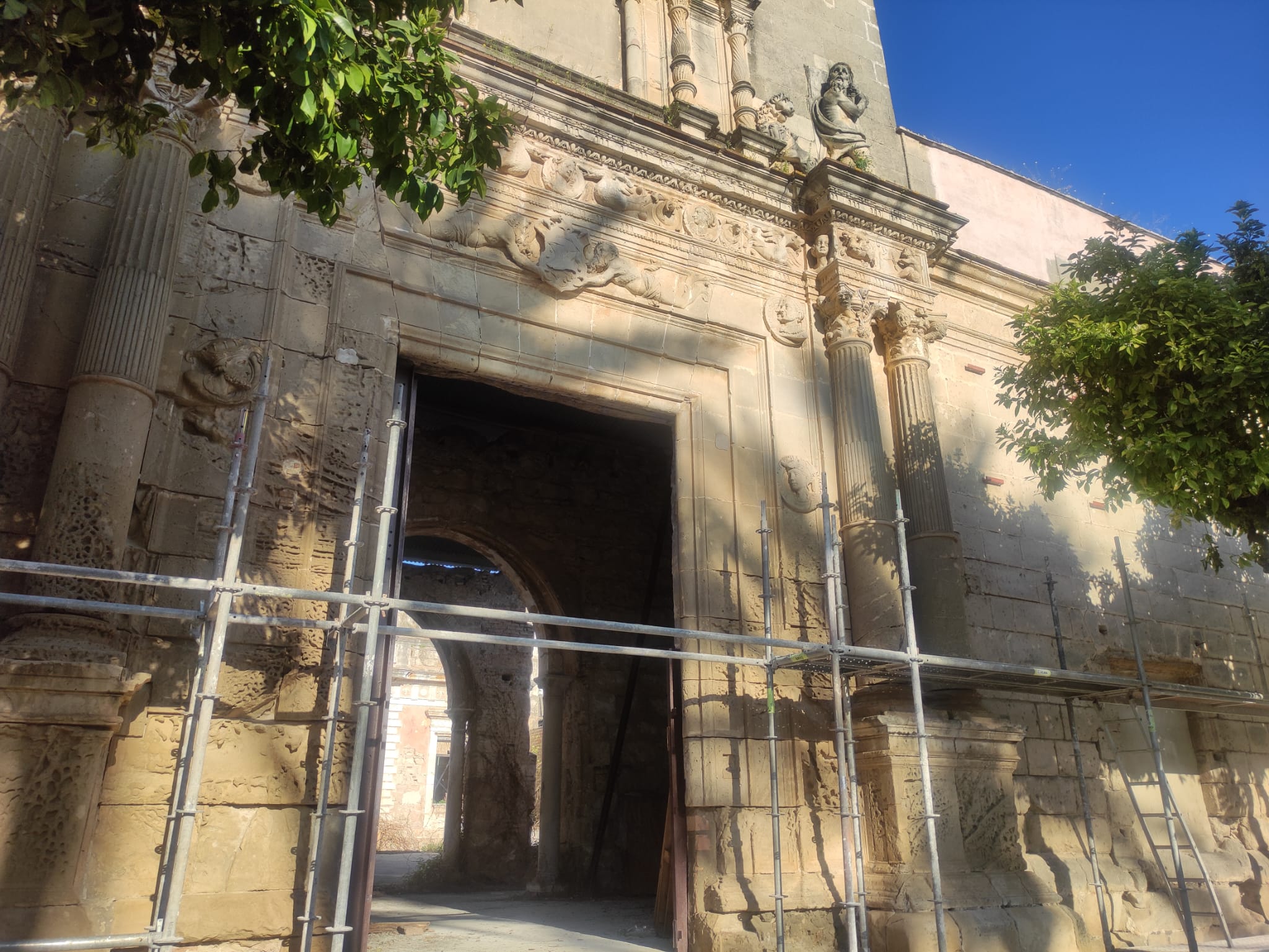 Ya se han colocado los andamios en la fachada del Palacio de Riquelme