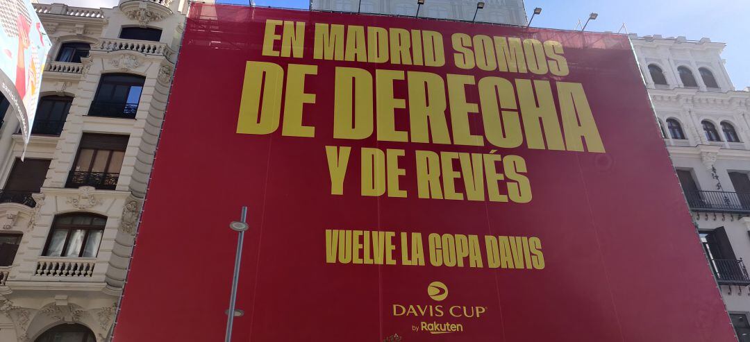 La lona desplegada en Gran Vía con motivo de la Copa Davis.