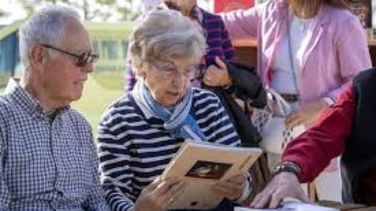 Un plan de fomento de lectura reparte más de 4.000 libros a los mayores de los pueblos de Málaga