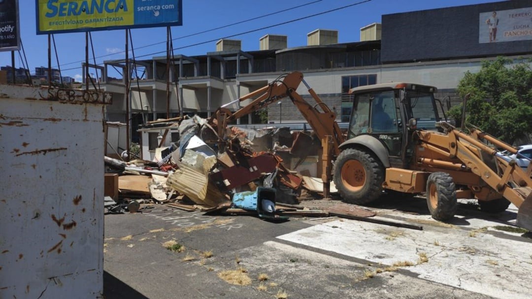 Momento del derribo de una de las infraviviendas que permanecen en pie en los alrededores del pabellón Pancho Camurria de Santa Cruz de Tenerife