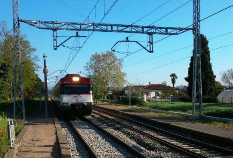 Un tren arribant a Sant Jordi Desvalls