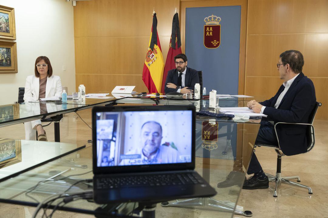 Videoconferencia del presidente, vicepresidenta y consejero de salud con los alcaldes de la región y los portavoces parlamentarios