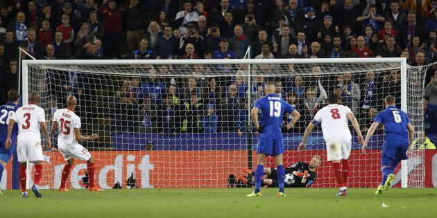 Schmeichel detiene el penalti.