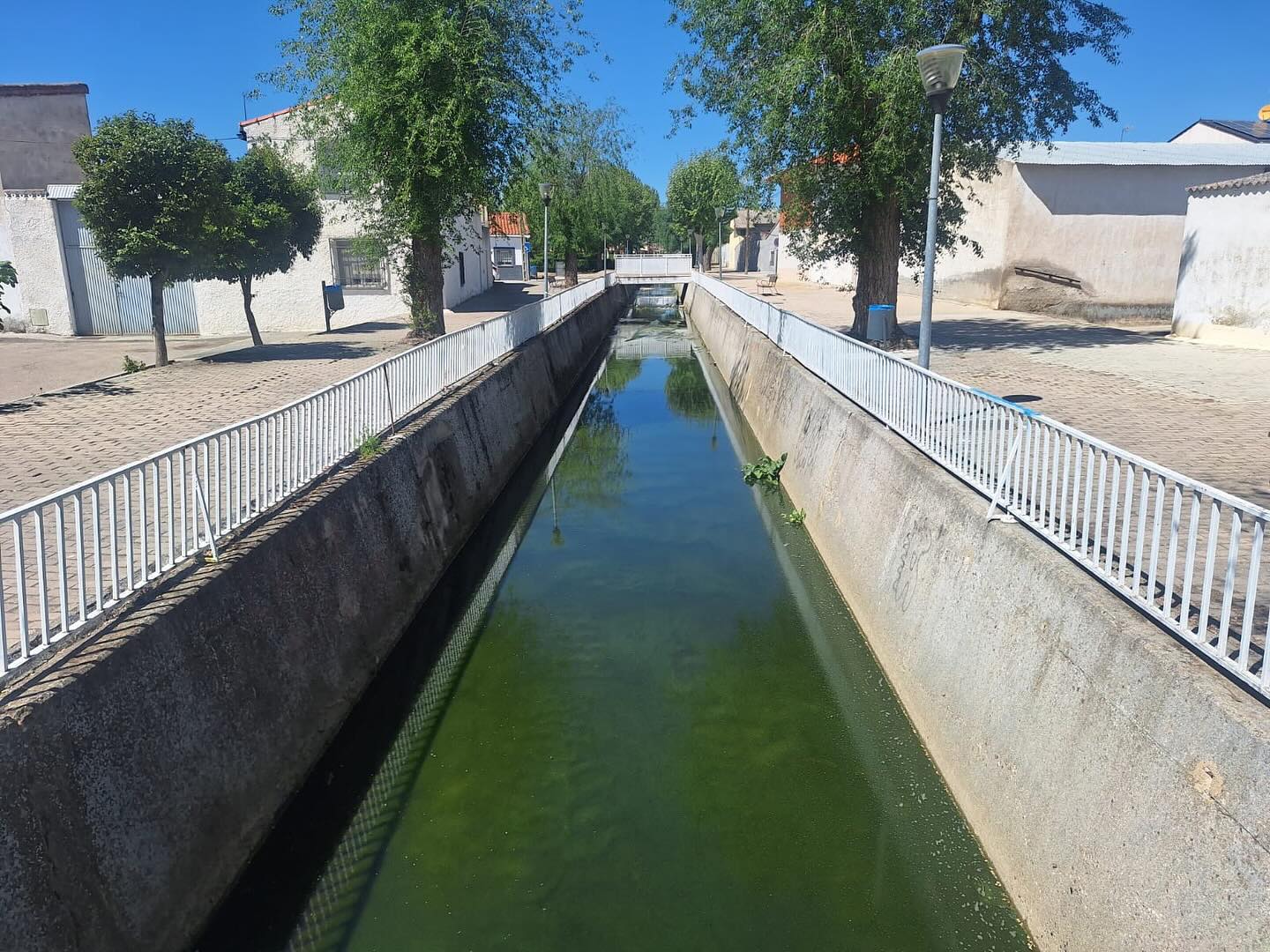 El arroyo llevaba varios días generando malos olores