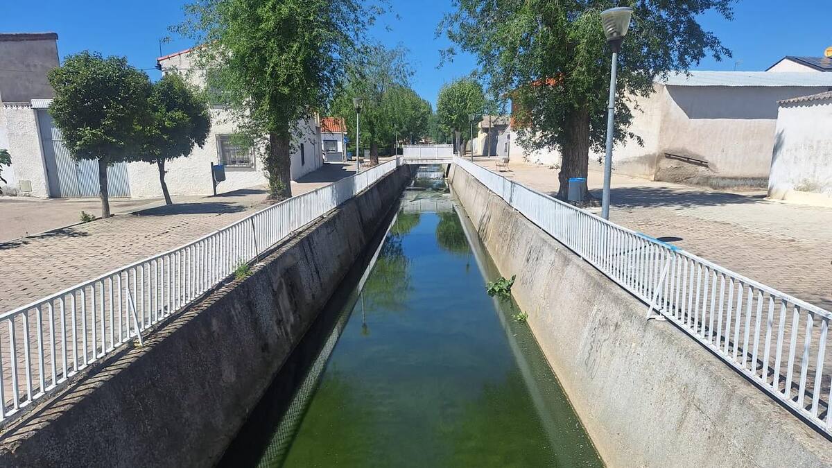 Comienza la limpieza del arroyo de Torrejón de Velasco tras solucionar una avería del Canal de Isabel II
