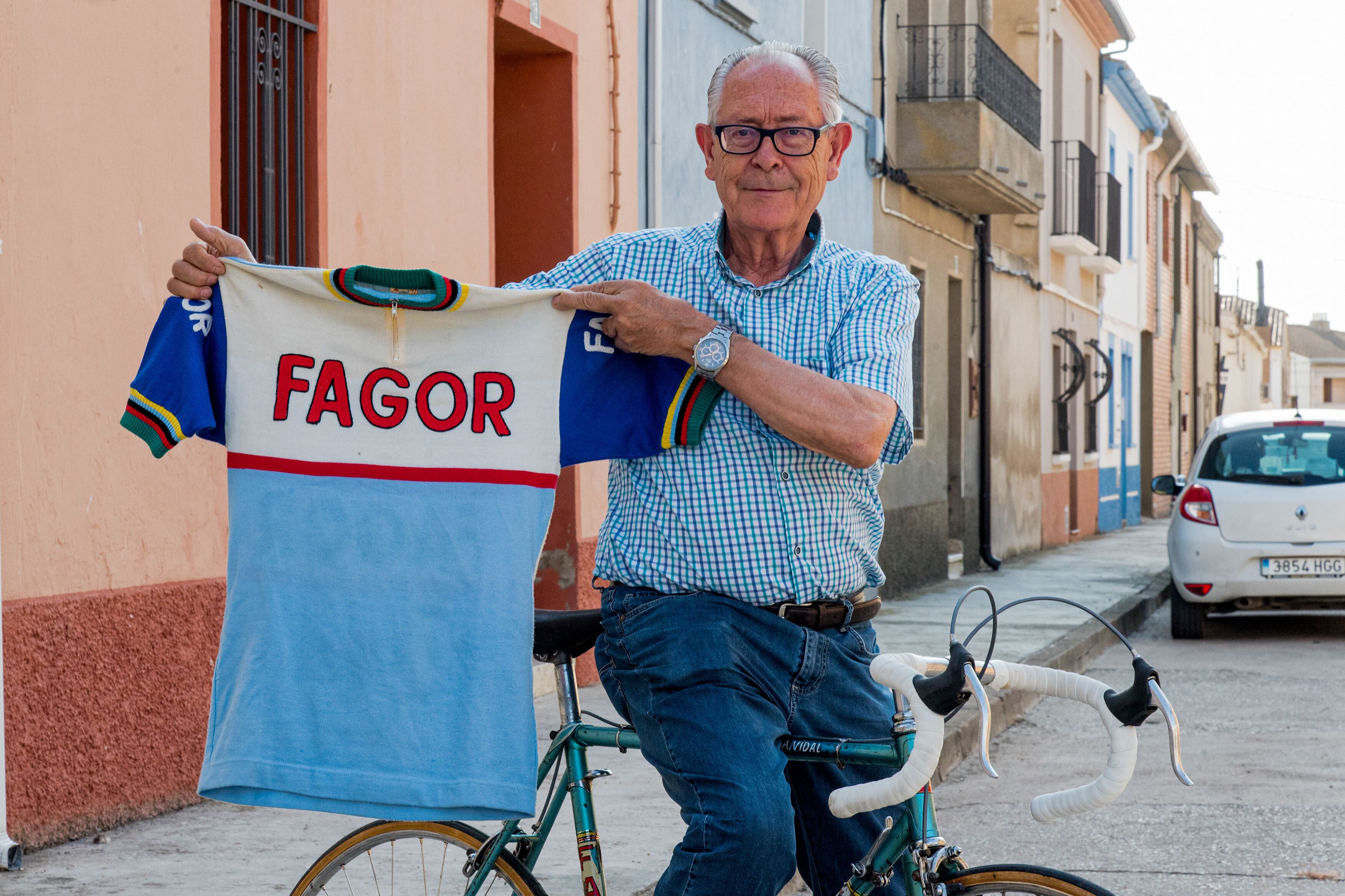 TARDIENTA (HUESCA), 06/07/2023.- Ángel Vidal, ciclista del antiguo equipo Fagor y compañero de equipo de Luis Ocaña, al cual le cortaba el pelo, posa con la camiseta y la bicicleta de su equipo en el pueblo de Tardienta, Huesca, durante un encuentro con EFE. EFE/Javier Blasco