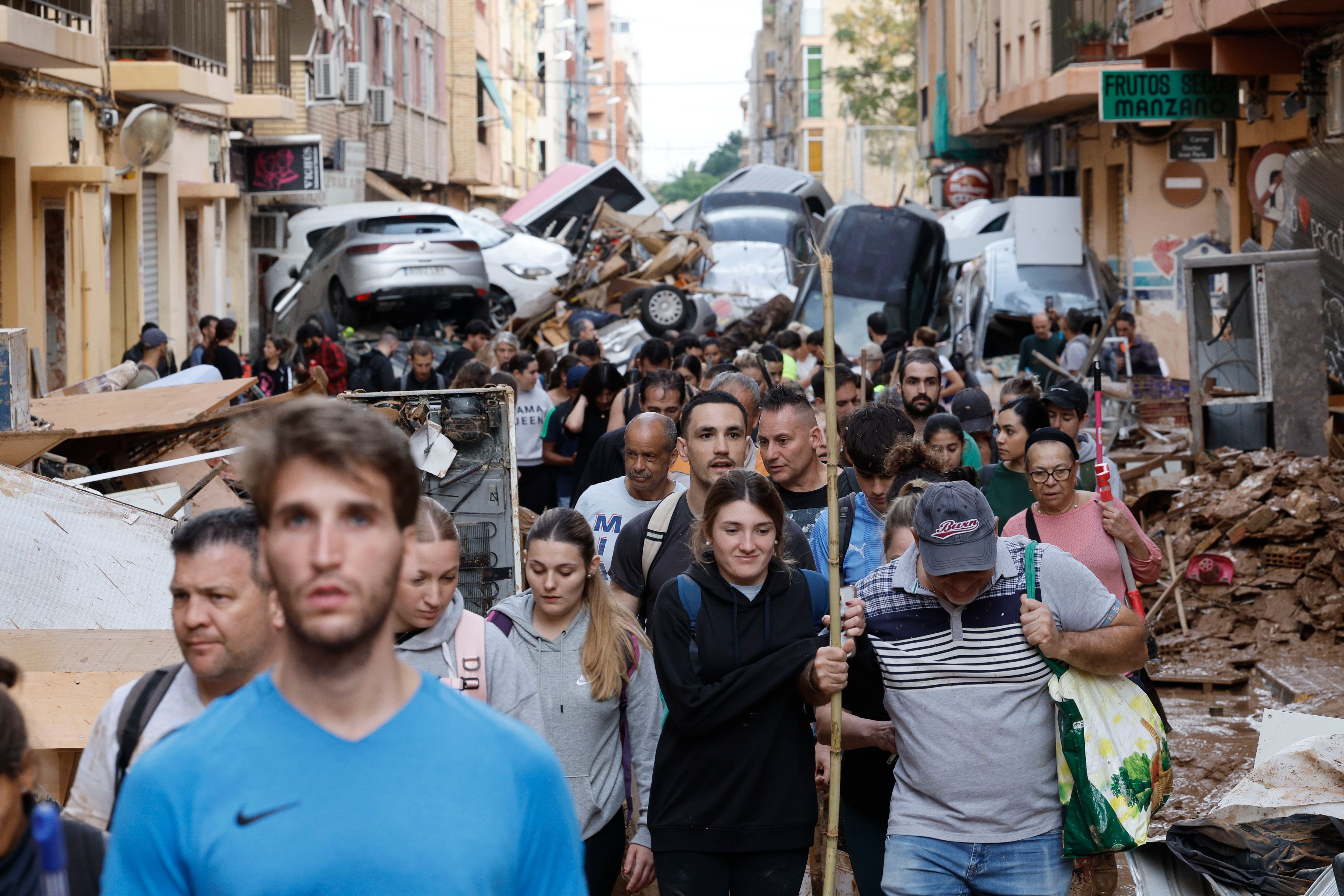 ALFAFAR (VALENCIA), 01/11/2024.- Vecino y personas de diversas comunidades autónomas trabajan como voluntarios para restablecer la normalidad en Alfafar (Valencia), este viernes. La búsqueda de desaparecidos, la identificación de víctimas mortales, las tareas de limpieza y la reparación de infraestructuras continúan tres días después de las inundaciones que han asolado la provincia de Valencia, en una jornada en la que el Gobierno envía a 500 militares más, que se sumarán a las 1.200 efectivos de la Unidad Militar de Emergencias (UME), para actuar en Utiel, Requena, Riba-roja, Torrent, Paiporta y Algemesí. EFE/ Kai Försterling
