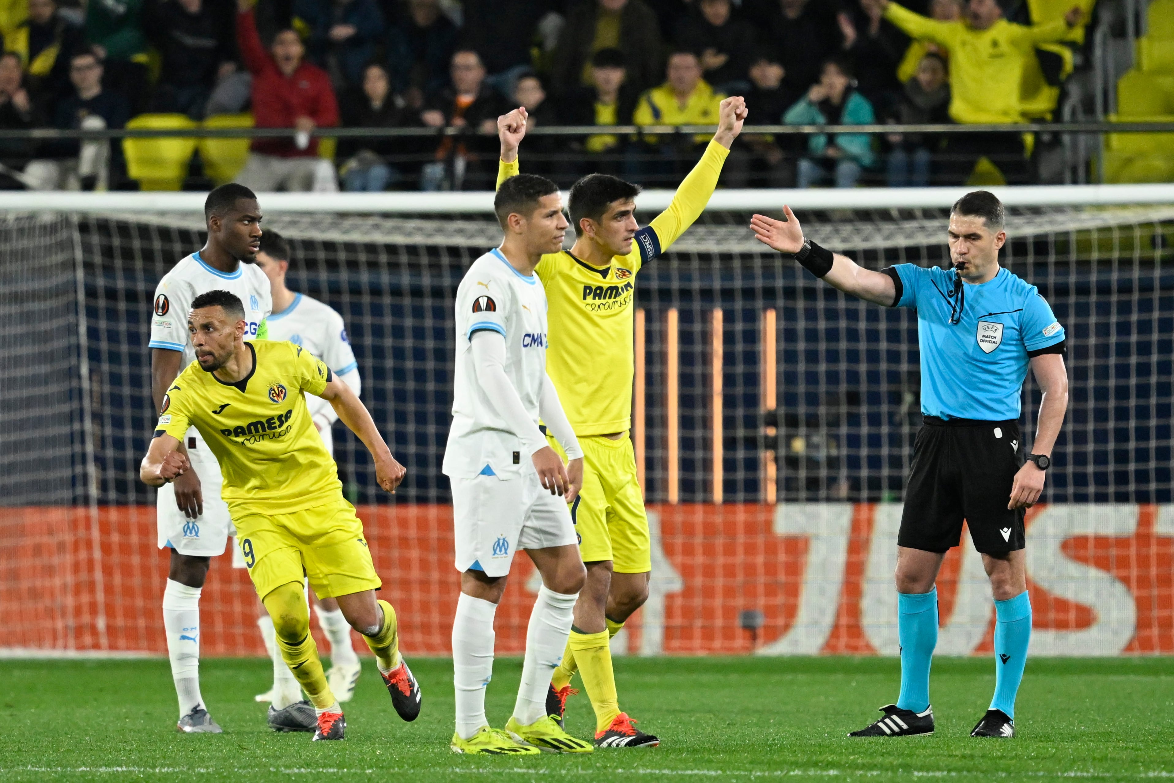 VILLARREAL (CASTELLÓN), 14/03/2024.- El delantero del Villarreal Gerard Moreno (2d) celebra el segundo gol de su equipo, obra de su compañero Alexander Sörloth, tras ser revisado por el VAR, en el encuentro de vuelta de octavos de final de Liga Europa entre Villarreal CF y Olympique de Marsella, este jueves en el estadio de la Cerámica, en Villarreal. EFE/ANDREU ESTEBAN
