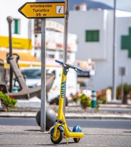 Patineta eléctrica en el centro de Playa Blanca, en el municipio lanzaroteño de Yaiza.