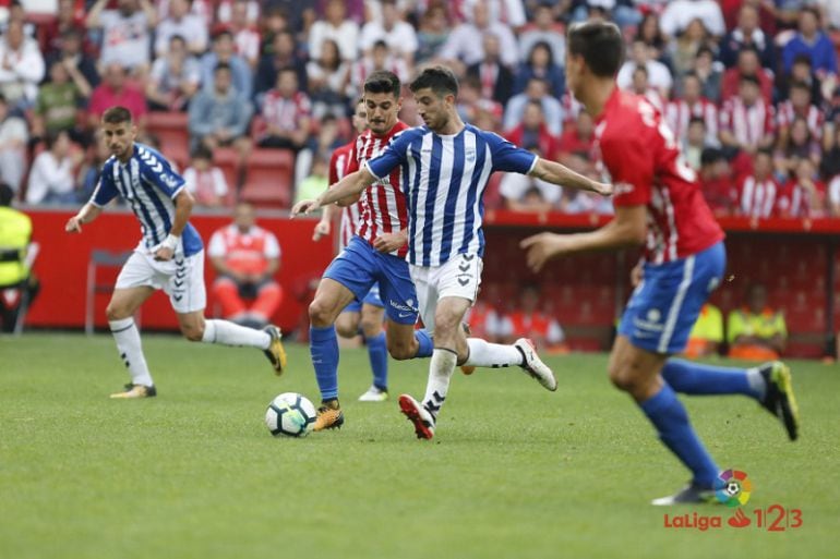 Nando controla un balón en el partido jugado en El Molinón.