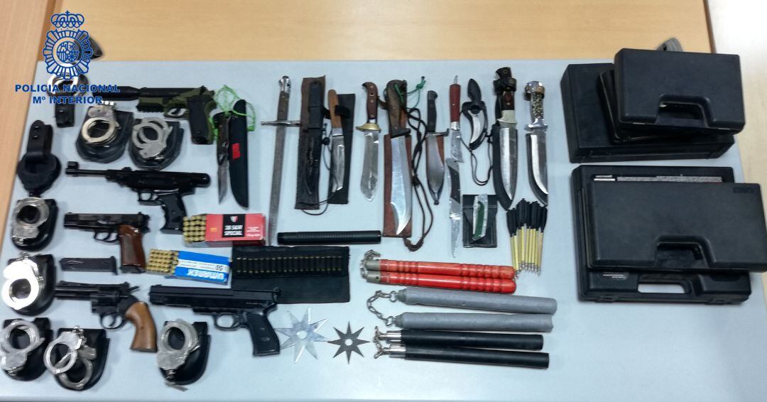La Policía ha incautado al agresor numerosas armas blancas, de fogueo, estrellas ninjas y le ha retirado la licencia para utilizarlas