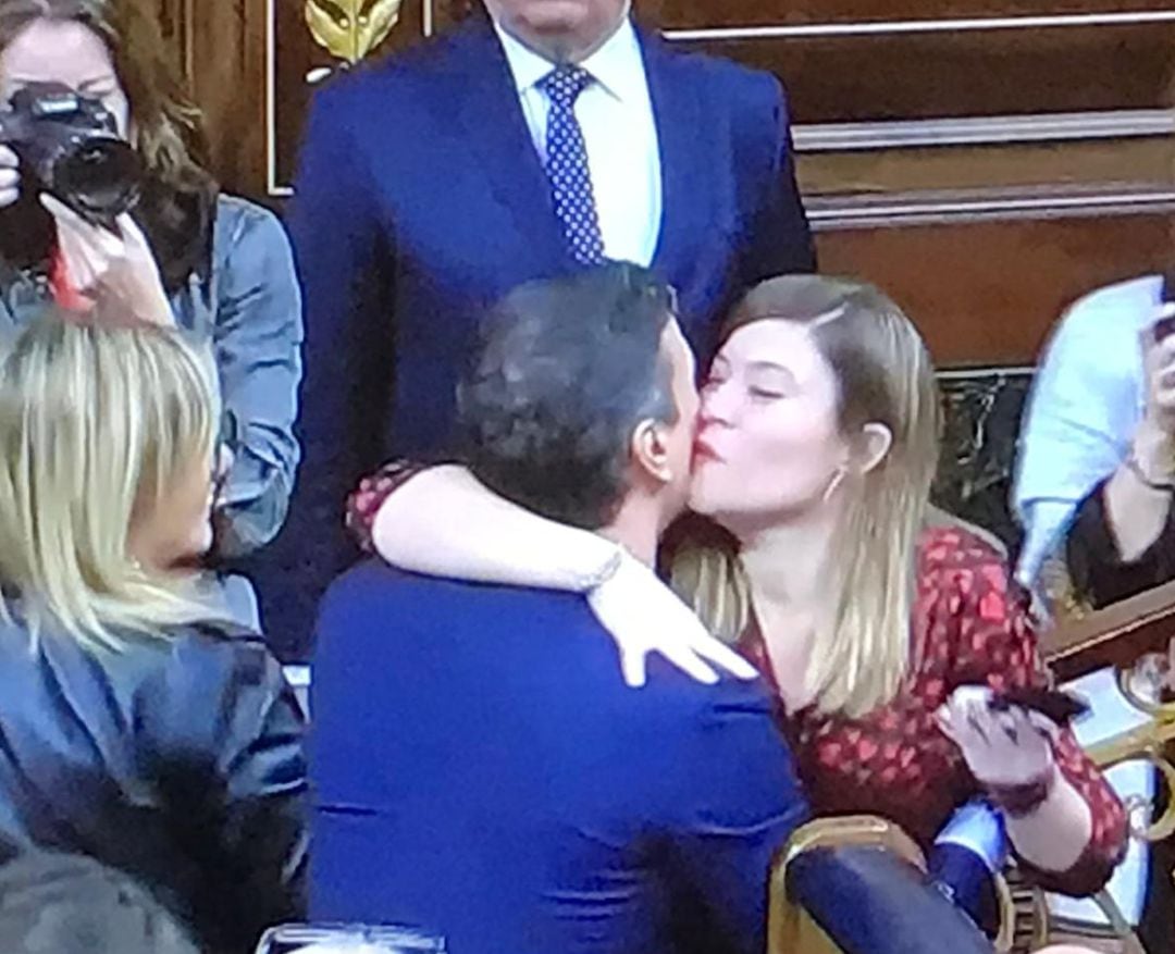 Laura Berja felicita al presidente del gobierno tras su investidura.