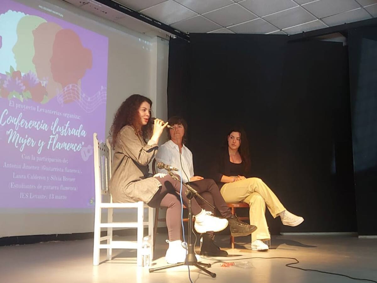 La mujer se incorpora al toque de la guitarra flamenca