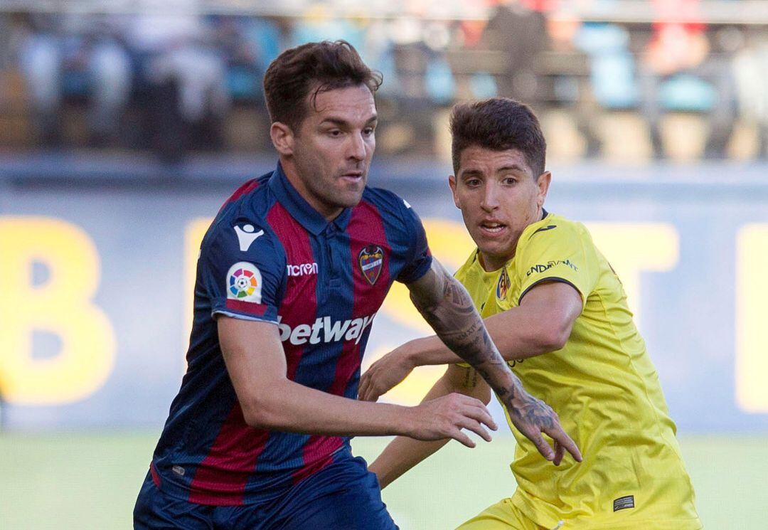 El centrocampista del Villareal Santiago Caseres pelea un balón con el centrocampista del Levante Toño García.