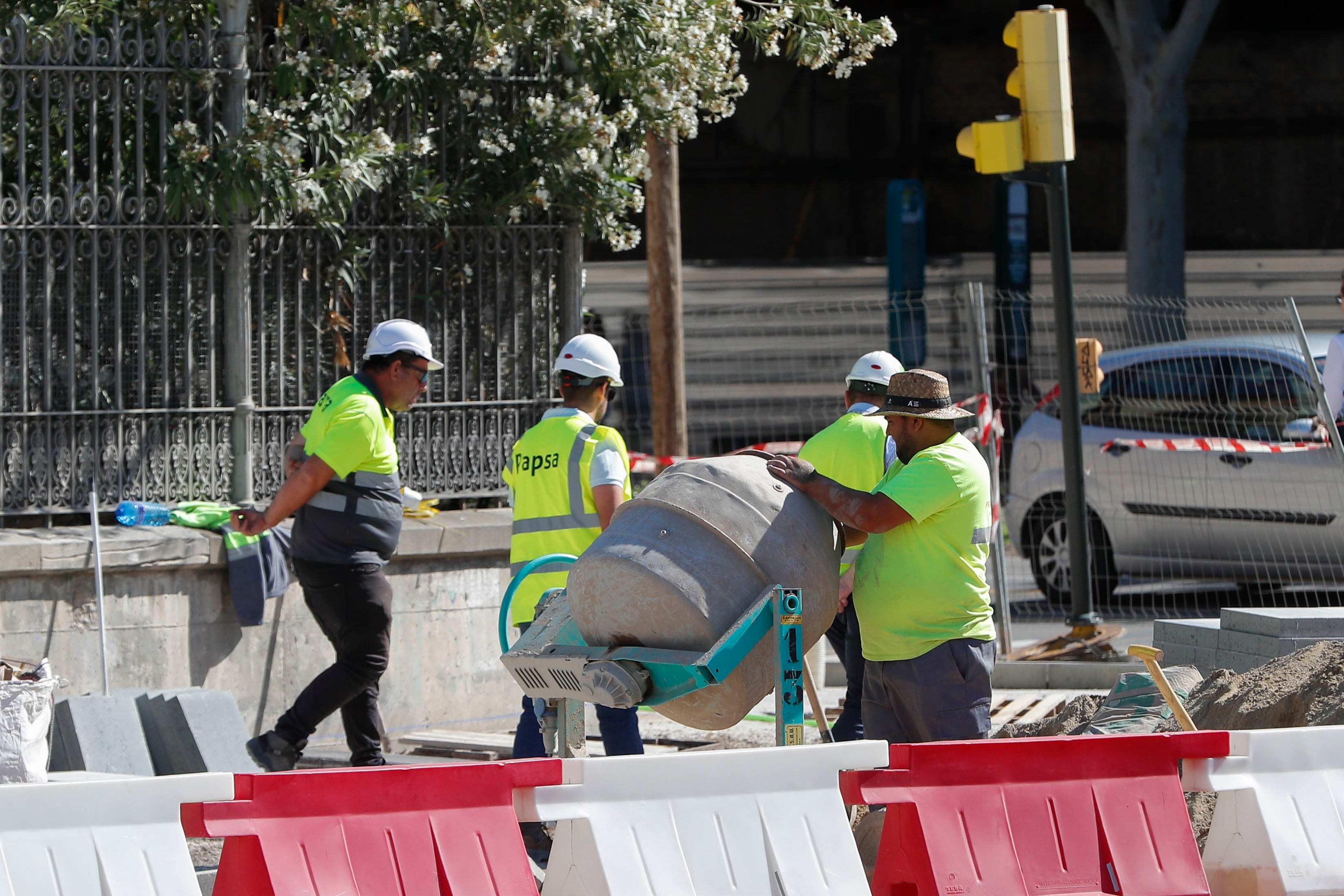 Unos operarios trabajan en una obra en plena vía pública