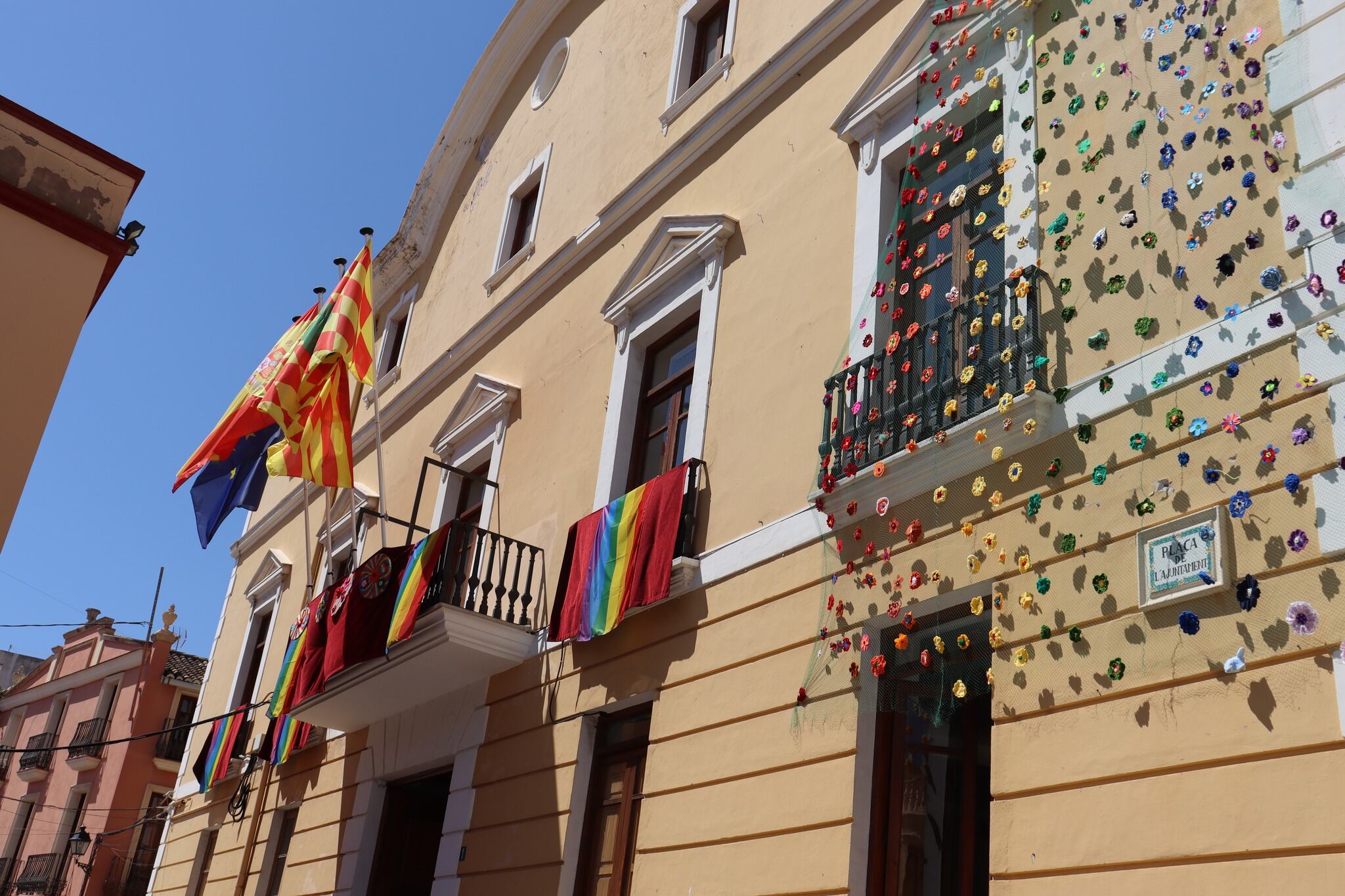 Fachada del Ayuntamiento de Oliva decorada con motivo del Día Internacional del Orgullo.