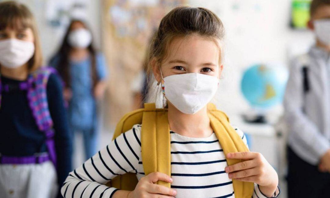 Escolares con mascarilla en el colegio 