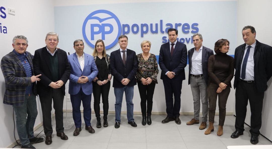 Integrantes de las candidaturas del PP en la sede del partido, con Rául de la Hoz