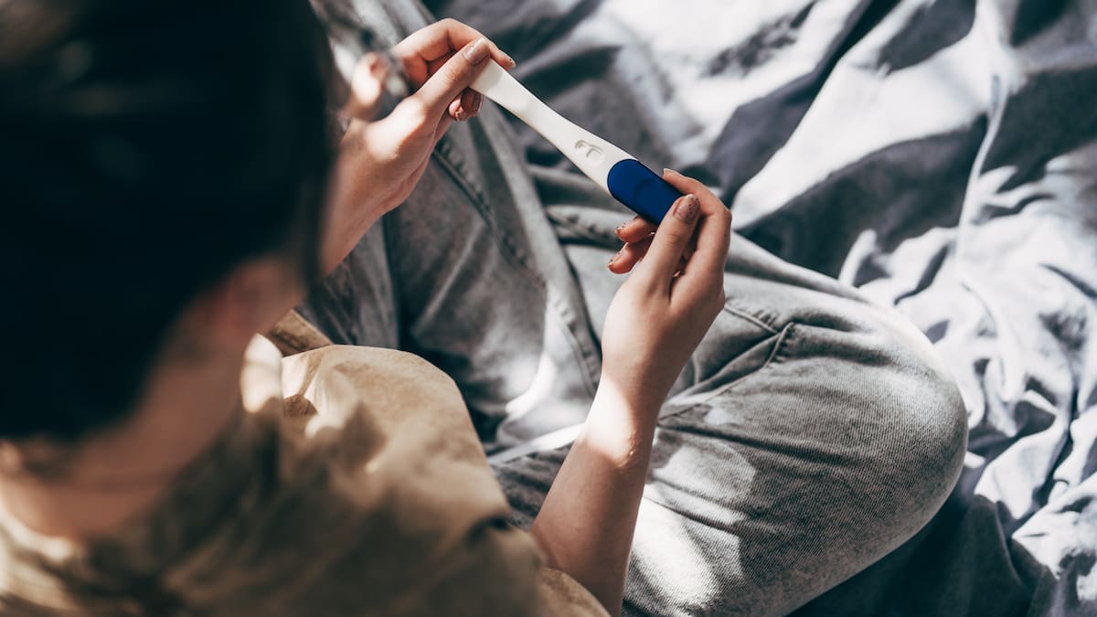 Paco Valero de ACAI y Rafaela Alonso de Amnistía Internacional se pronuncian sobre las objeciones de conciencia en la sanidad pública que impiden realizar interrupciones del embarazo en la sanidad pública