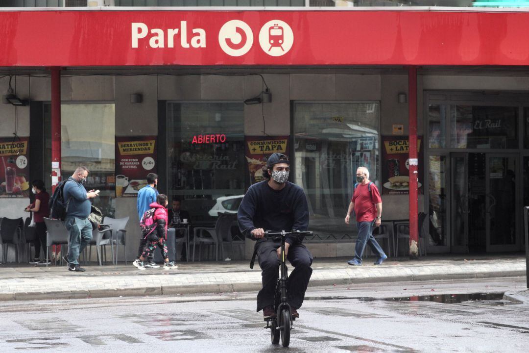 Transeúntes pasean cerca de la estación de Cercanías de Parla, Madrid (España), a 18 de septiembre de 2020, una de las zonas afectadas por las restricciones.