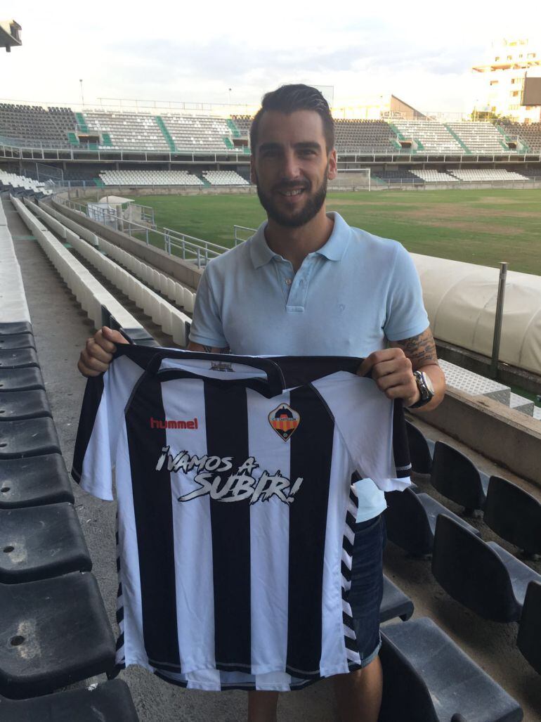 Juanfran posa con la nueva camiseta del CD Castellón