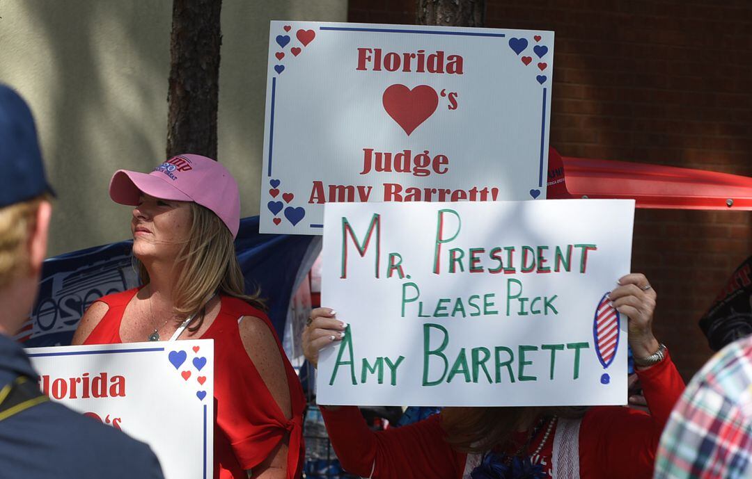 Personas con pancartas en apoyo de la jueza Amy Coney Barrett como posible candidata a juez de la Corte Suprema 