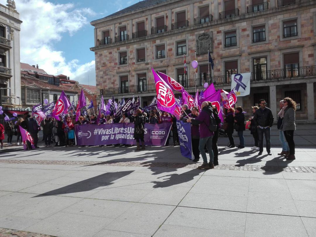 Concentración de los sindicatos UGT y CCOO con motivo del 8 de marzo