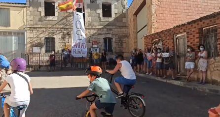 Los vecinos de Pinillos de Esguevan escenificaron una reivindicativa vuelta ciclista