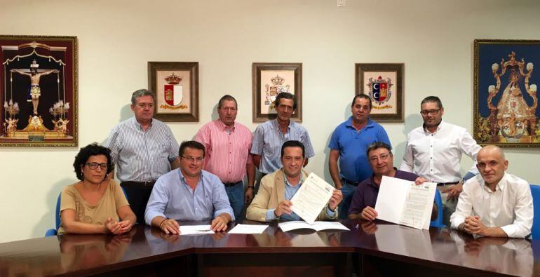 Momento de la firma del convenio con la Sociedad de Cazadores